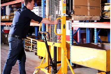 Improve handling efficiency and ensure safety: manual stackers help you manage handling tasks with ease!